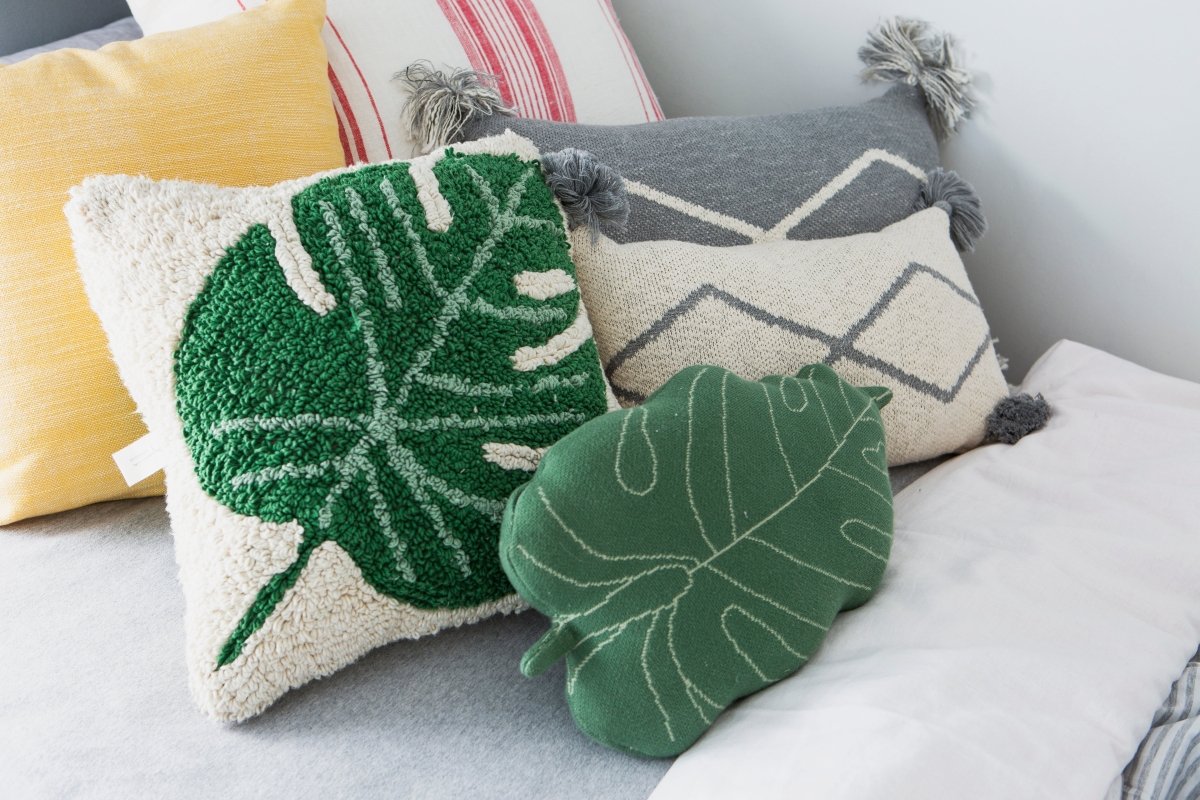 LORENA CANALS - Coussin Tricoté En Forme De Feuille