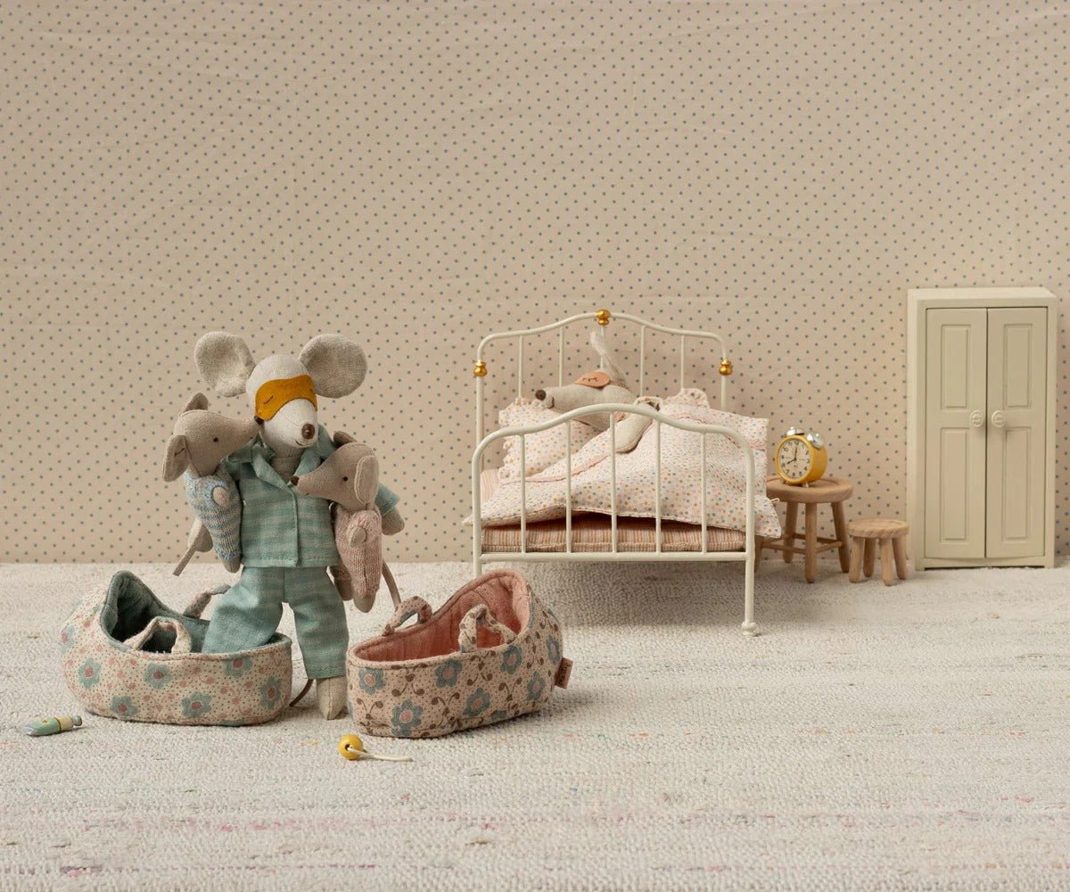 MAILEG - Bébé Souris Dans Son Couffin - Bleu