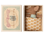MAILEG - Souris Bébé "Sleepy Wakey" Dans Sa Boîte - Bleu
